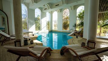 Een binnenzwembad, een seizoensgebonden buitenzwembad