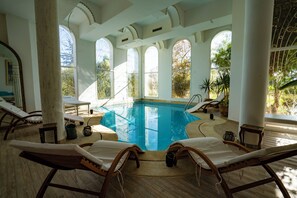 Innenpool, Außenpool (je nach Saison geöffnet)