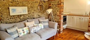 TV - Characterful Cottage - Daisy Lodge (Thornage)