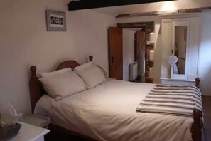 2 bedrooms, WiFi, bed sheets - Characterful Cottage - Daisy Lodge (Thornage)