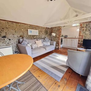 TV - Characterful Cottage - Daisy Lodge (Thornage)