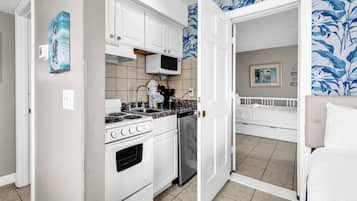 Apartamento Signature, 2 habitaciones, no fumadores, vistas parciales al mar | Cocina privada | Frigorífico, microondas, horno y placa de cocina
