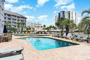 Kolam renang indoor dan kolam renang outdoor