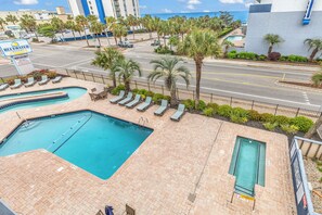 Kondominium Khas, 2 kamar tidur, Bebas Asap Rokok, pemandangan laut sebagian | Pemandangan balkon