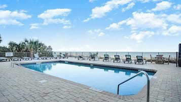 Una piscina cubierta, una piscina al aire libre