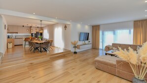 Villa | Oppholdsområde | TV og peis