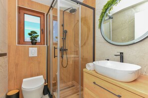 Villa | Baño | Regadera, tina profunda, secadora de cabello, toallas