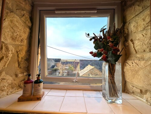 Family/pet friendly stone cottage, own parking & EV charger -Buttercup