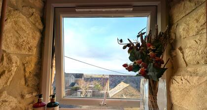 Family/pet friendly stone cottage, own parking & EV charger -Buttercup