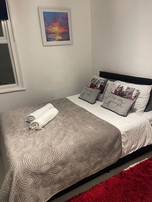2 bedrooms, desk, iron/ironing board, WiFi - Lovely Leyton London Apartment (London)