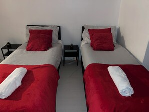 2 habitaciones, escritorio, tabla de planchar con plancha y wifi 