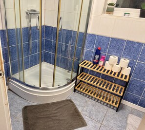 Ducha, artículos de tocador gratuitos, secador de pelo, toallas