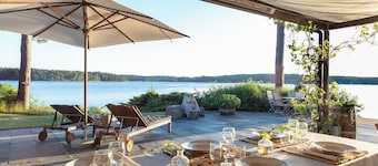 The pearl of the archipelago, beachfront location near shopping and outdoor activities. Unique accommodation.