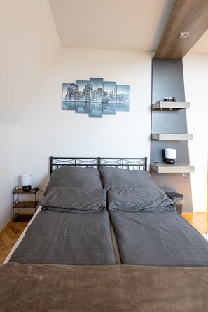 3 soverom, skrivebord, strykejern/-brett og reiseseng for barn