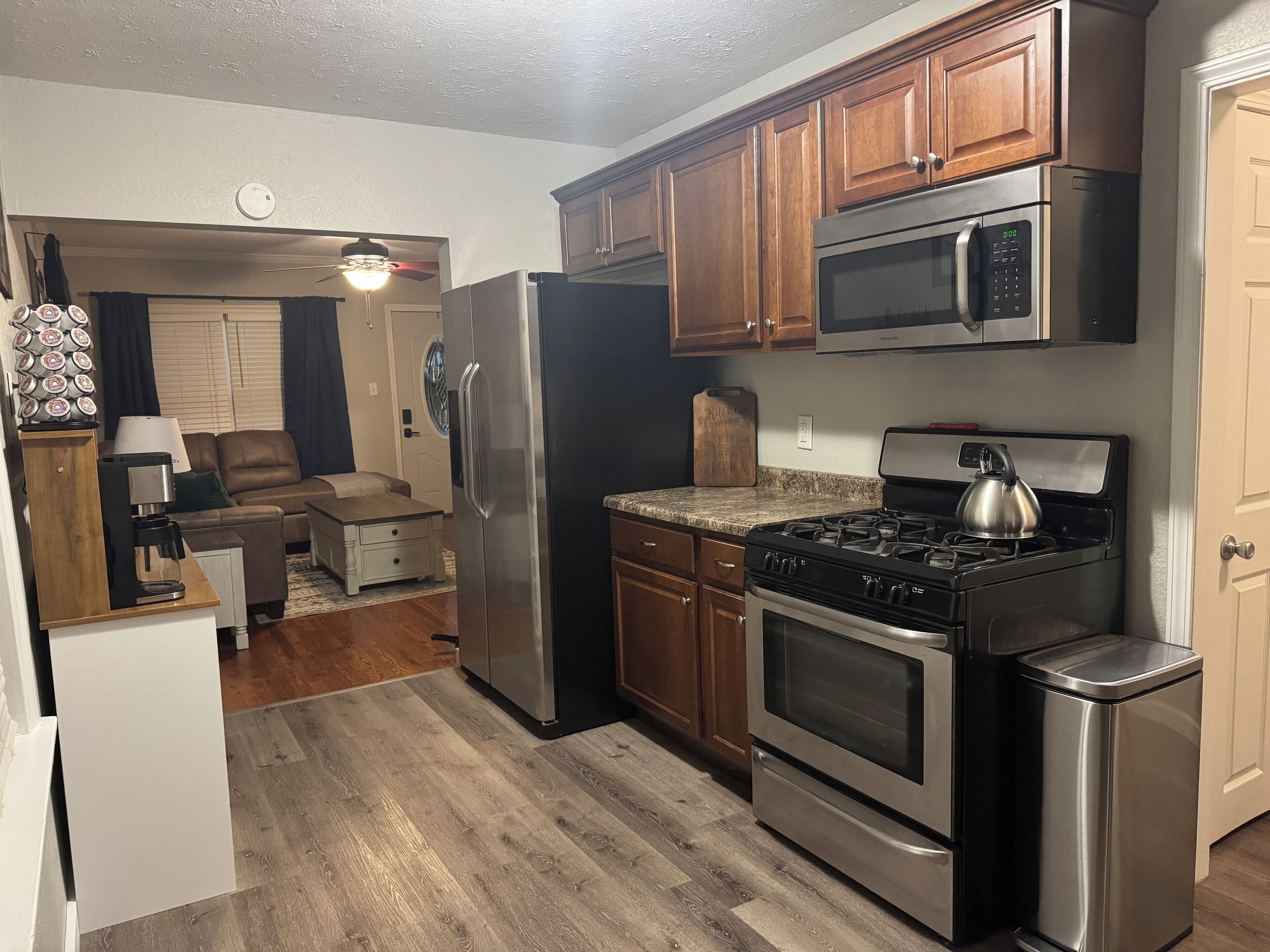 Refrigerador, microondas, horno y parrilla de estufa 