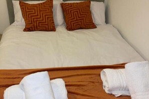 3 chambres, fer et planche à repasser, Wi-Fi, draps fournis