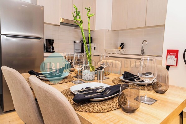 Fridge, microwave, electric kettle, toaster - Bloomfields Stylish 1BR in Waters Edge Yas Island (Abu Dabi)