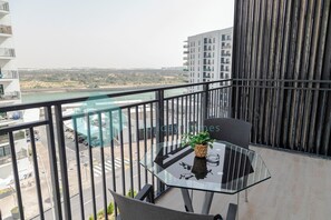 Outdoor dining - Bloomfields Stylish 1BR in Waters Edge Yas Island (Abu Dabi)