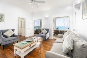 TV connectée, livres, chaîne hi-fi