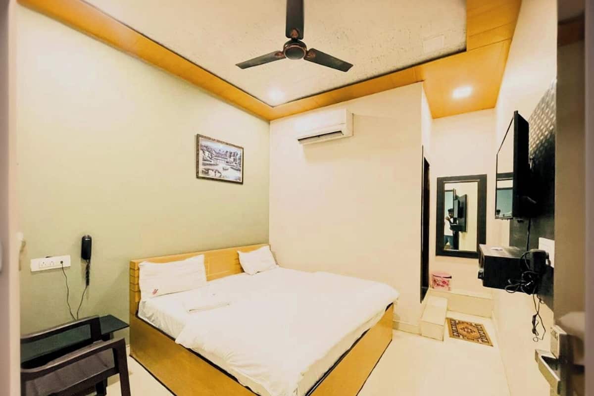Deluxe Room | Soundproofing, free WiFi, bed sheets