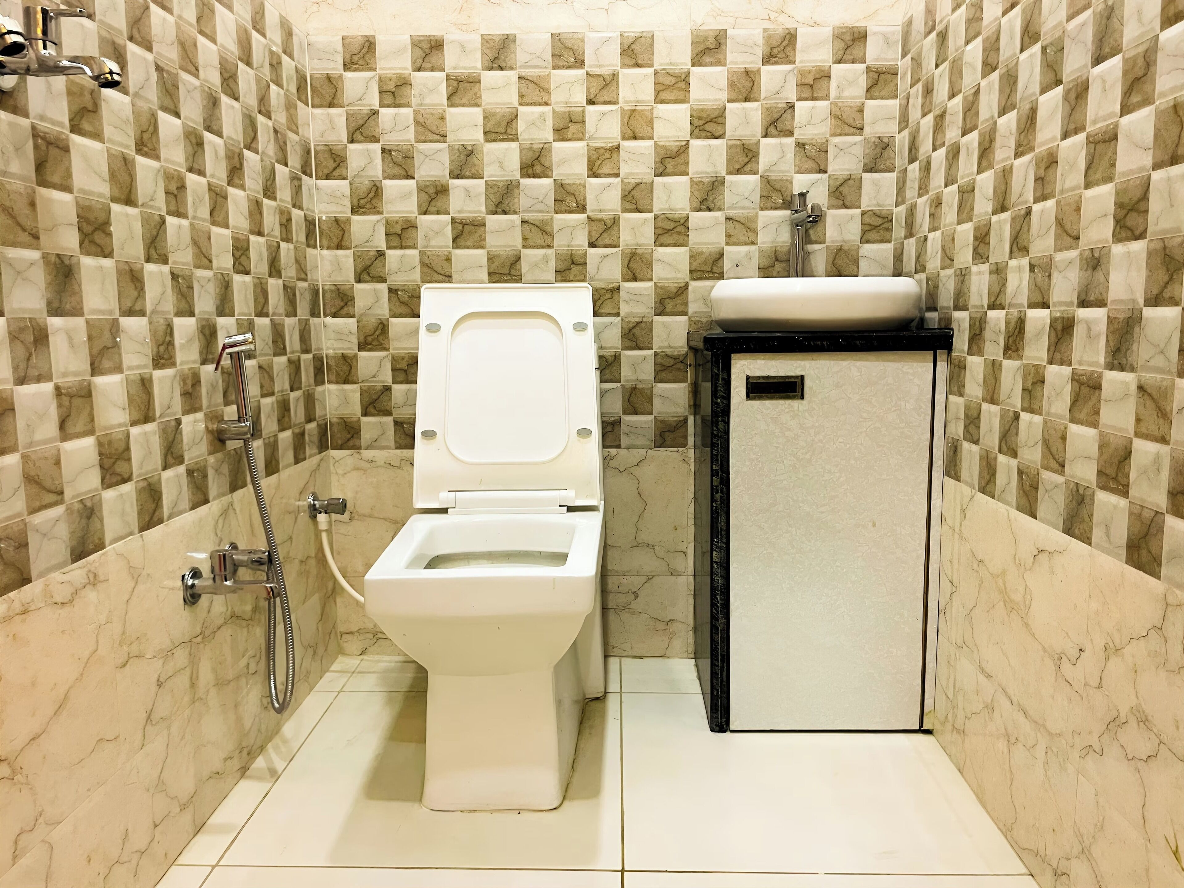 Family Room | Bathroom | Shower, rainfall showerhead, bidet, soap