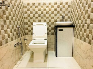 ファミリー ルーム | バスルーム | シャワー、レインフォールシャワー、ビデ、石鹸