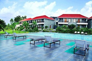 Outdoor pool - Crestmont Manral Resort Jim Corbett (Ramnagar)