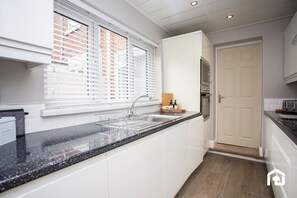 Réfrigérateur, micro-ondes, plaque de cuisson, cafetière/bouilloire