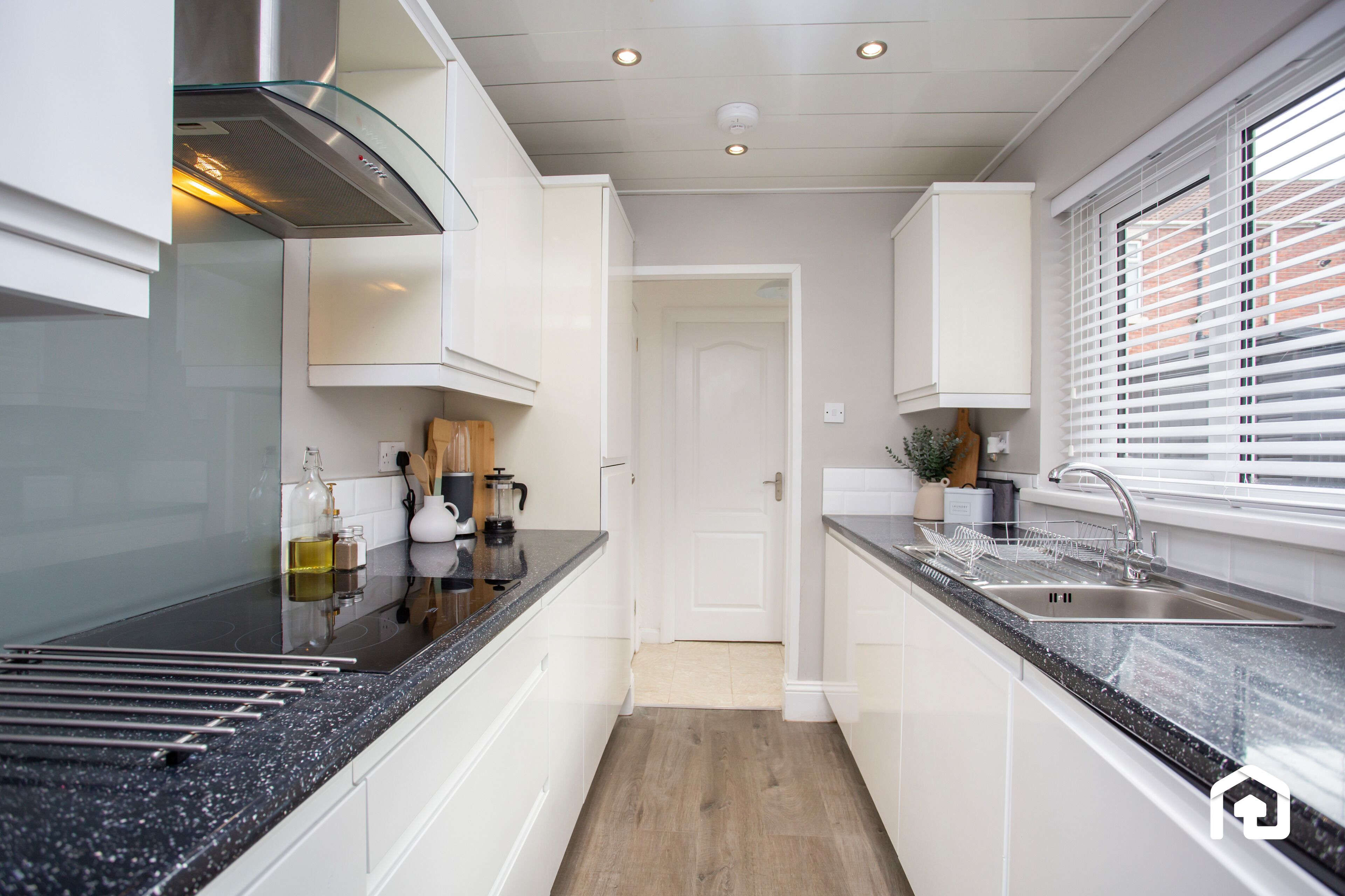 Kjøleskap, mikrobølgeovn, kokeplater og kaffetrakter/tekoker