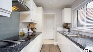 Kühlschrank, Mikrowelle, Herdplatte, Wasserkocher mit Kaffee-/Teezubehör