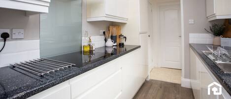 Jääkaappi, mikroaaltouuni, liesi, kahvin-/teenkeitin