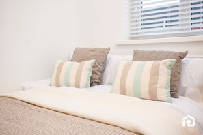 3 habitaciones, escritorio, tabla de planchar con plancha y wifi gratis 