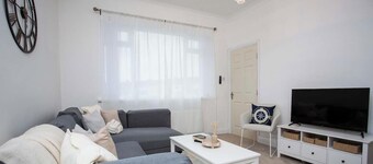 Vacant Nests - The Melrose | Beach | Free Parking