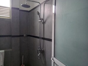 Phòng đôi cơ bản, ban công, quang cảnh thành phố | Phòng tắm | Khăn tắm, xà phòng, dầu gội, giấy vệ sinh 