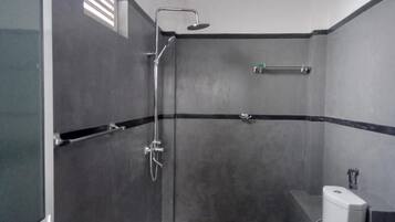 Habitación doble Confort, vista a la ciudad | Baño | Toallas, jabón, shampoo, papel de baño