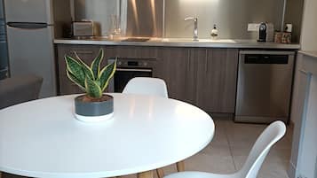 Een koelkast, een microgolfoven, een oven, een kookplaat