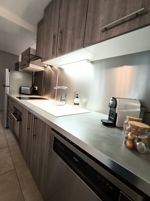 Een koelkast, een microgolfoven, een oven, een kookplaat