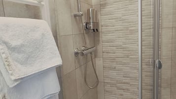 Een douche, een haardroger, handdoeken, zeep