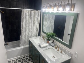 Secadora de cabello, toallas, jabón, papel de baño 