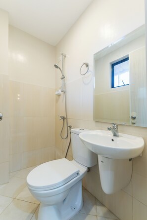 Dusche, Haartrockner, Bidet, Handtücher