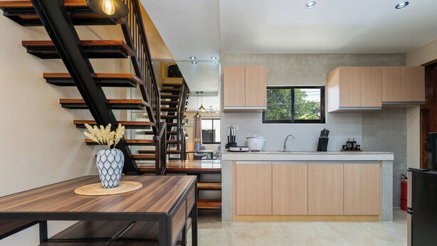 Una cocina moderna con armarios de madera, una isla central y una estufa integrada.