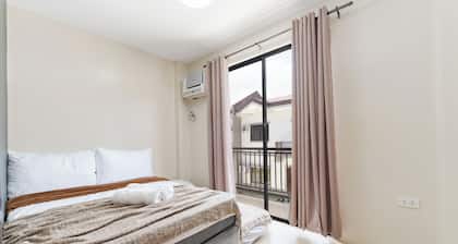 Entire Townhome 3BR & 3BA Best for Groups with Parking, Washer, WiFi and Netflix
