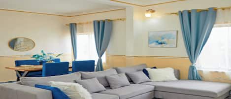 Apartment, 2 Schlafzimmer, Balkon, Stadtblick | Wohnzimmer