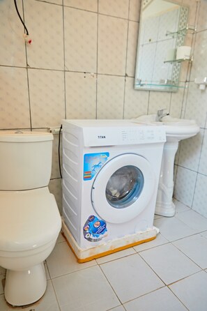 Apartment, 2 Bedrooms, Balcony, City View | Bathroom