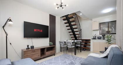 Central 3-bedroom townhome with WiFi, Parking in Secluded Cebu City Neighborhood