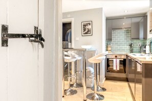 Mikroaaltouuni, uuni, leivänpaahdin