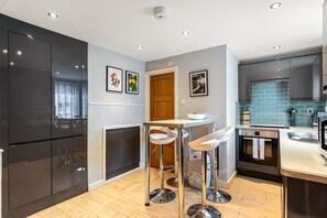 Microondas, horno, tostadora, utensilios de cocina