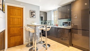 Microwave, oven, toaster, cookware/dishes/utensils - Mills Cottage - Sleeps 4 (Henley-On-Thames)