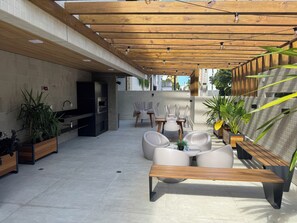 Outdoor dining - One-bedroom apartment, opposite Lions Square, 200 m from Pajuçara Beach (Ponta da Terra Maceió)