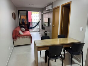 Smart TV, books, music library - One-bedroom apartment, opposite Lions Square, 200 m from Pajuçara Beach (Ponta da Terra Maceió)